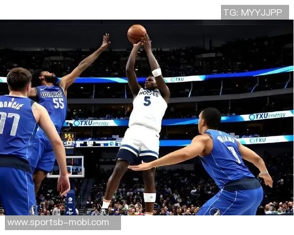 爱德华兹半场表现出色11投6中三分命中率高达40贡献15分3板3助